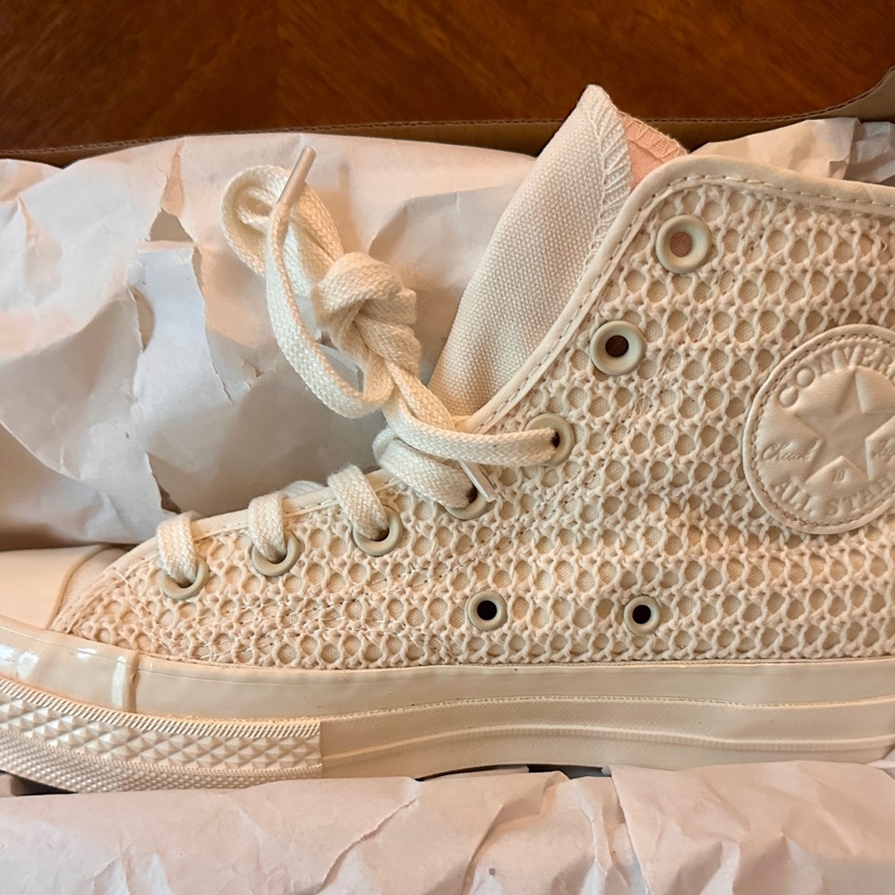Converse All Star Knit Crochet High-Tops Women’s size 8 Men size 6 Cream color